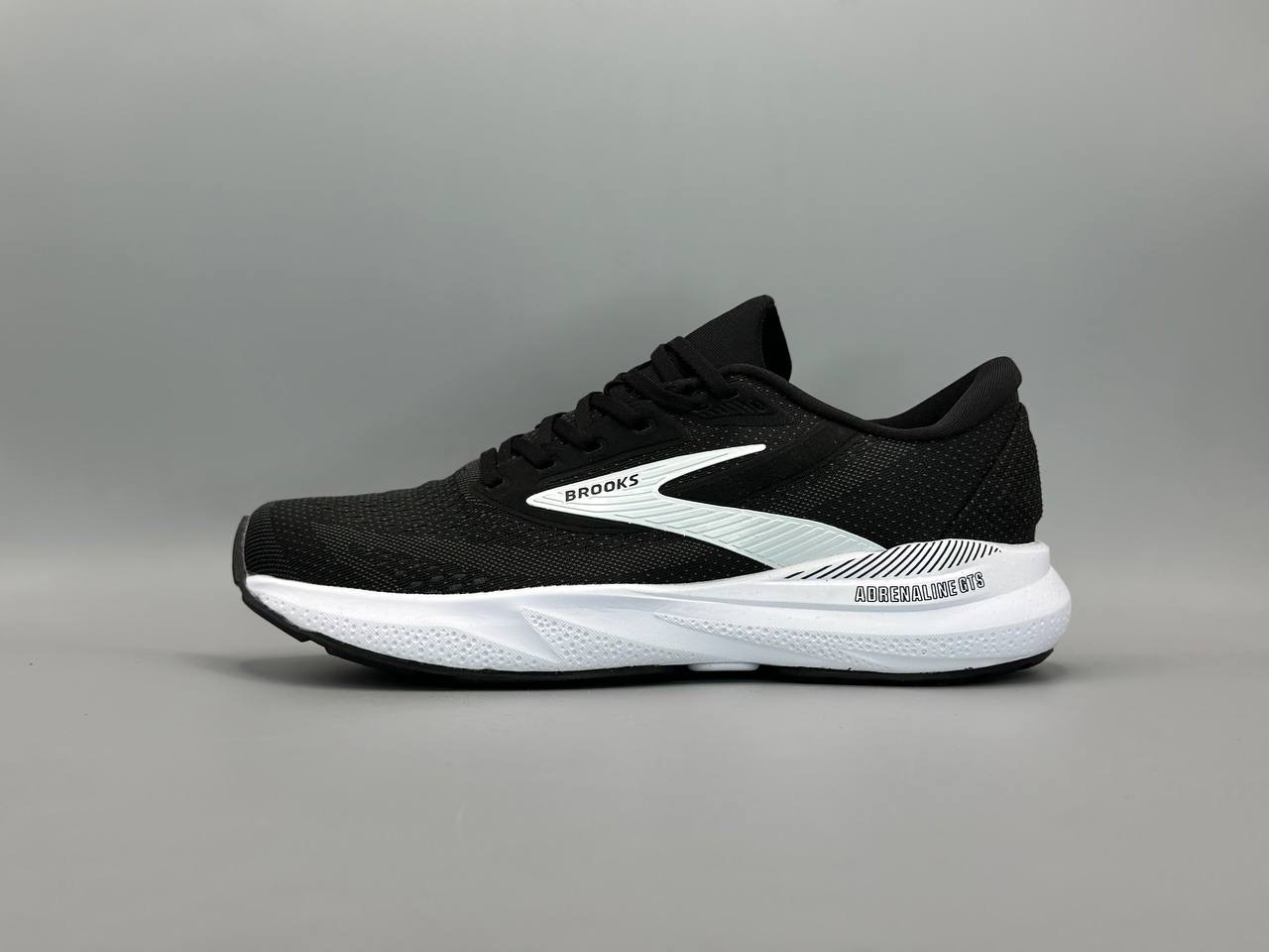 کتانی بروکس آدرنالین جی تی اس 24 مشکی سفید/Brooks Adrenalin